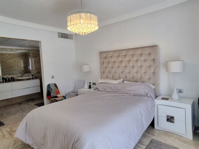 Villa con 5 Dormitorios  en Elviria