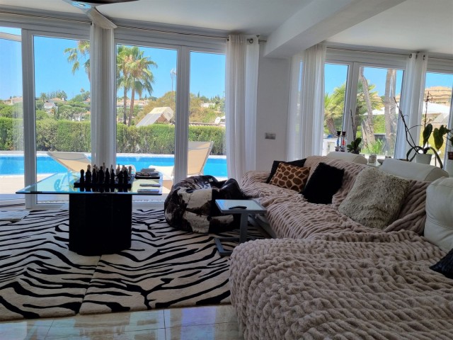 Villa con 5 Dormitorios  en Elviria