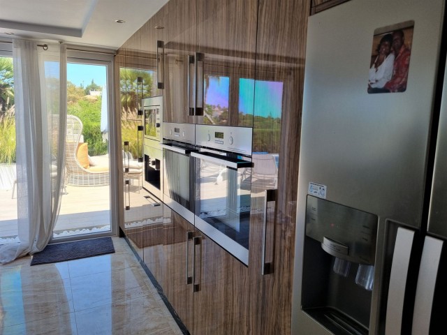 5 Makuuhuoneen Huvila Elviria