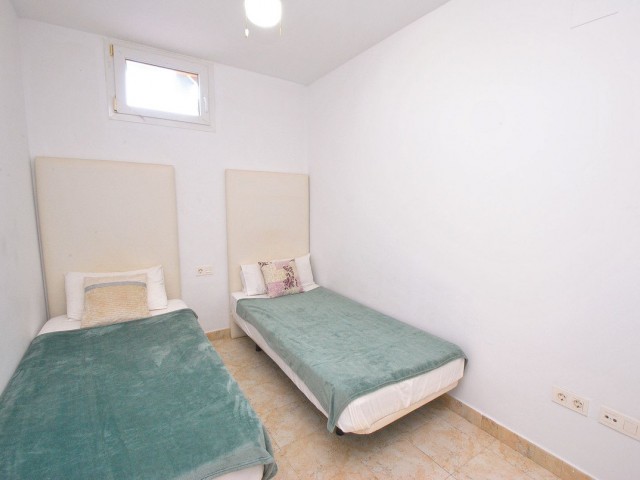 Maison mitoyenne avec 4 Chambres  à Cabopino