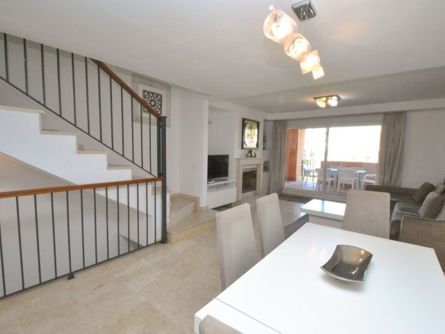 Maison mitoyenne avec 4 Chambres  à Cabopino