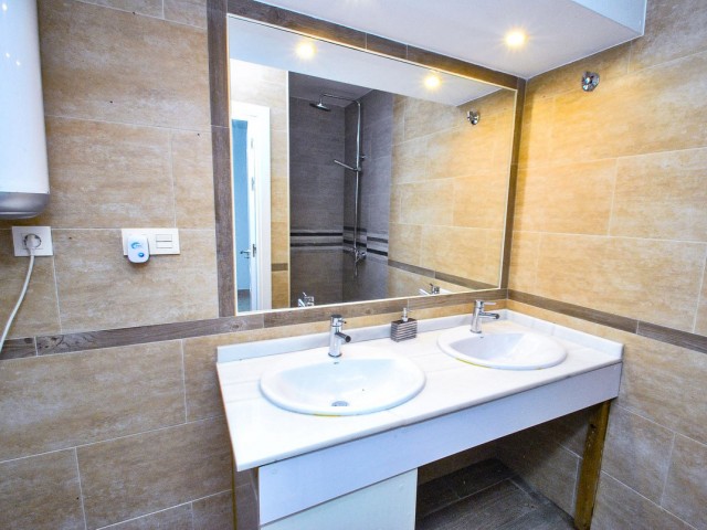 Maison mitoyenne avec 4 Chambres  à Cabopino