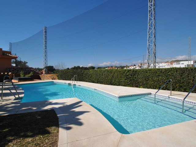 Maison mitoyenne avec 4 Chambres  à Cabopino