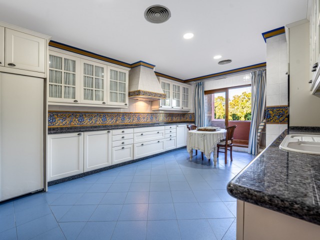 Appartement avec 5 Chambres  à Guadalmina Baja