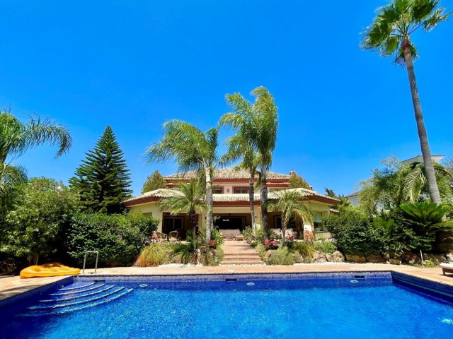 6 Bedrooms Villa in Guadalmina Baja