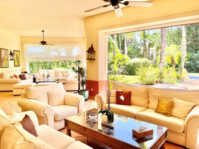 6 Bedrooms Villa in Guadalmina Baja