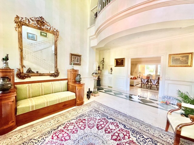 6 Bedrooms Villa in Guadalmina Baja