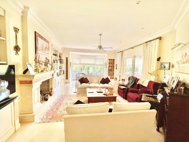 6 Bedrooms Villa in Guadalmina Baja