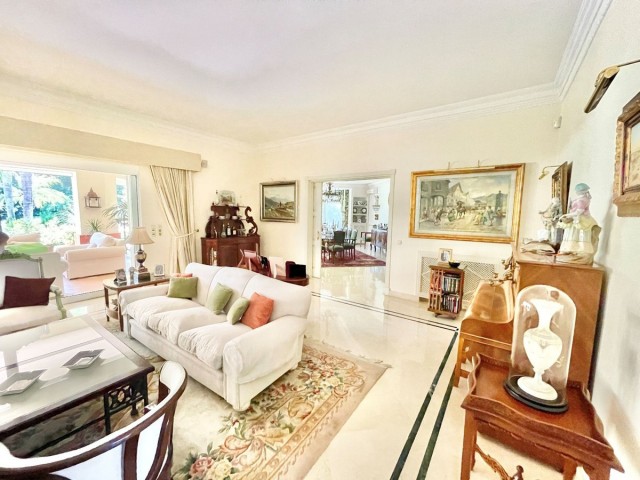 6 Bedrooms Villa in Guadalmina Baja