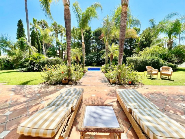 6 Bedrooms Villa in Guadalmina Baja