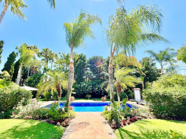 6 Bedrooms Villa in Guadalmina Baja