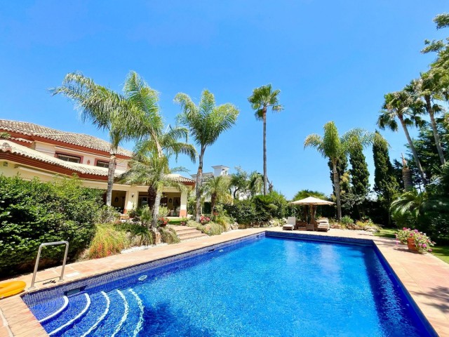 6 Bedrooms Villa in Guadalmina Baja