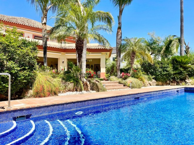 6 Bedrooms Villa in Guadalmina Baja
