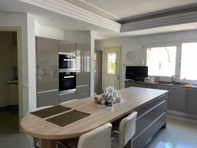 6 Bedrooms Villa in Guadalmina Baja