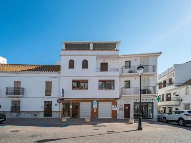 Comercial con 10 Dormitorios  en Manilva