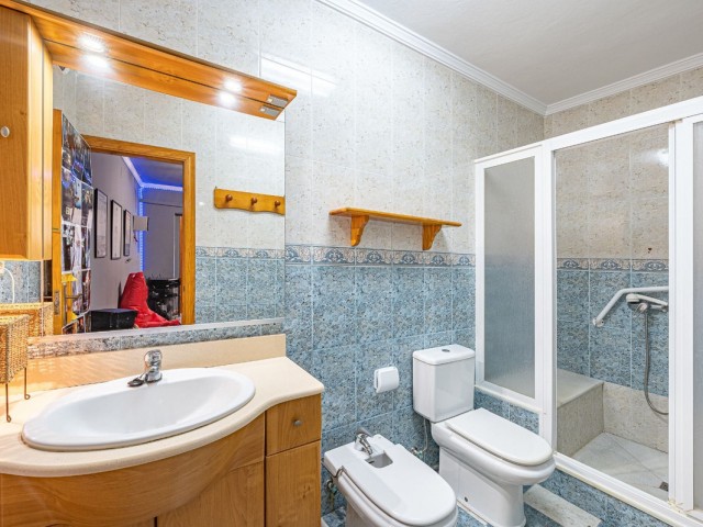 Comercial con 10 Dormitorios  en Manilva