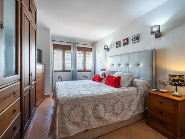 Comercial con 10 Dormitorios  en Manilva