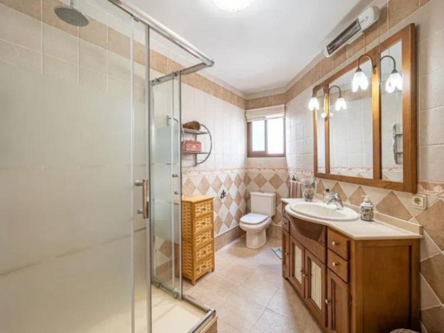Comercial con 10 Dormitorios  en Manilva