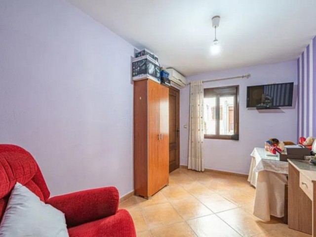 Comercial con 10 Dormitorios  en Manilva