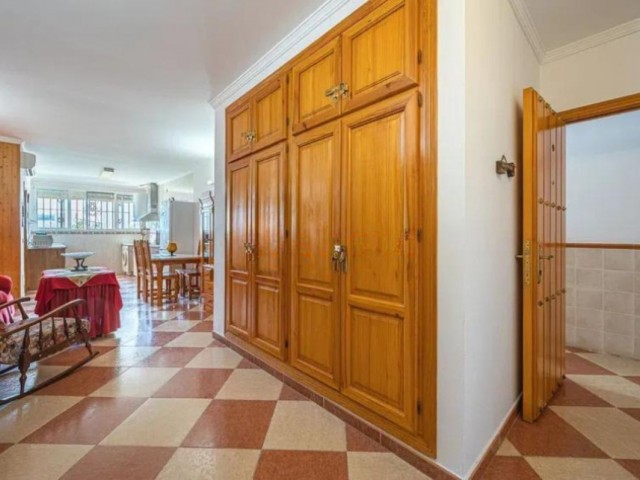 Comercial con 10 Dormitorios  en Manilva
