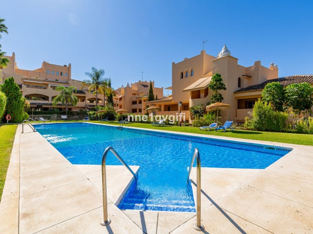 Apartamento con 3 Dormitorios  en Elviria