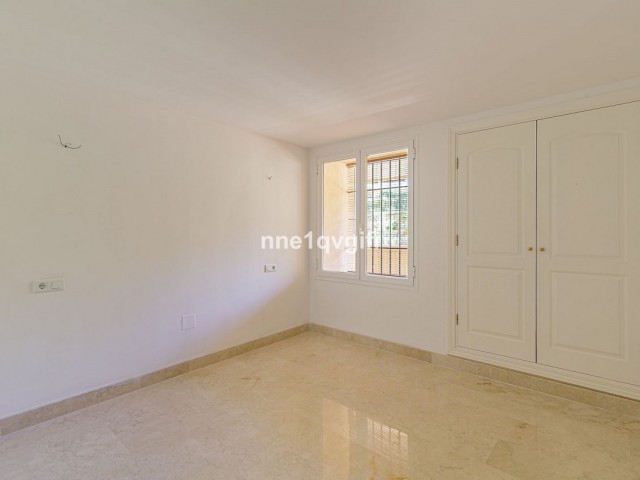 Apartamento con 3 Dormitorios  en Elviria