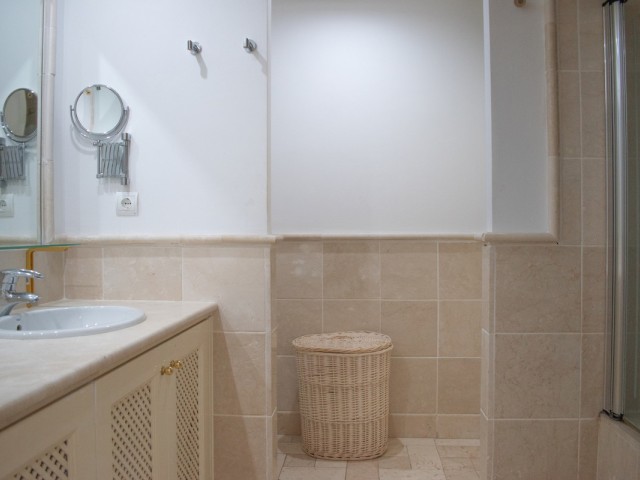 Apartamento con 3 Dormitorios  en Río Real