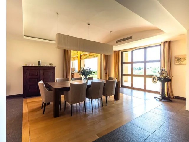 5 Bedrooms Villa in Sotogrande Alto