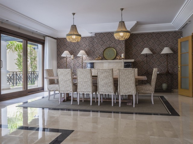 Villa con 7 Dormitorios  en El Madroñal
