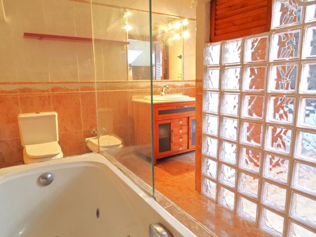 Apartamento con 2 Dormitorios  en Benalmadena Costa