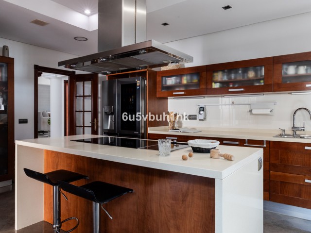 Villa con 6 Dormitorios  en Málaga