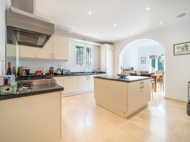 Villa avec 4 Chambres  à Istán