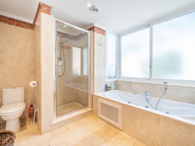 Villa avec 4 Chambres  à Istán