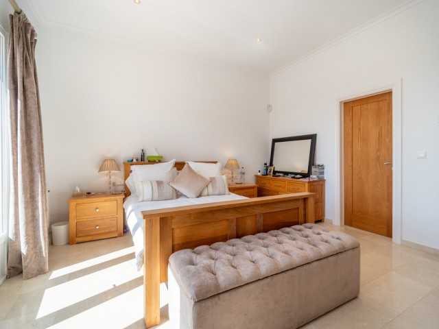 Villa avec 4 Chambres  à Istán