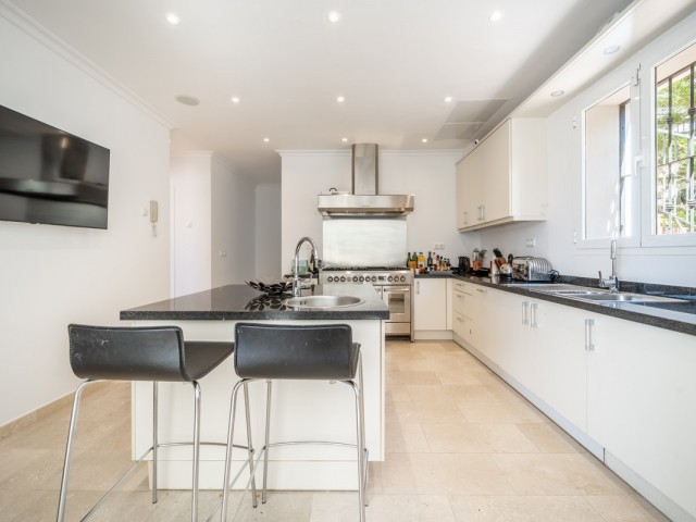 Villa avec 4 Chambres  à Istán