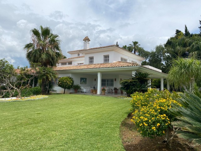 8 Bedrooms Villa in Guadalmina Baja
