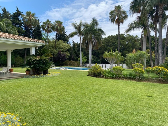 8 Bedrooms Villa in Guadalmina Baja