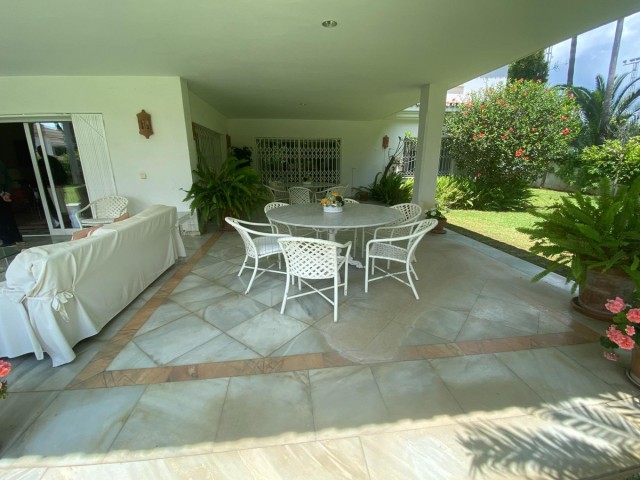 8 Bedrooms Villa in Guadalmina Baja
