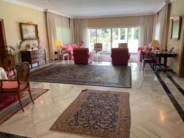 8 Bedrooms Villa in Guadalmina Baja