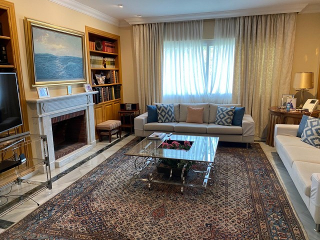 8 Bedrooms Villa in Guadalmina Baja