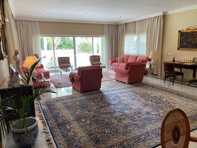 8 Bedrooms Villa in Guadalmina Baja