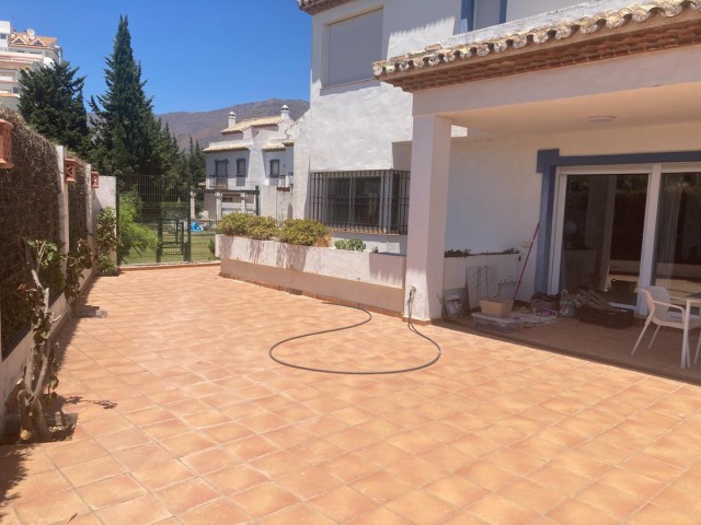 Adosado con 5 Dormitorios  en Estepona