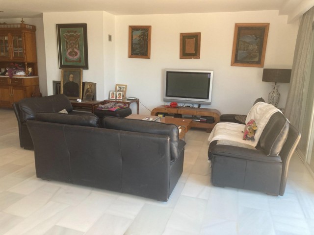 Adosado con 5 Dormitorios  en Estepona