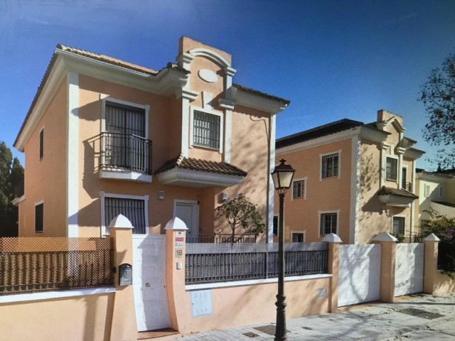 5 Bedrooms Villa in Elviria