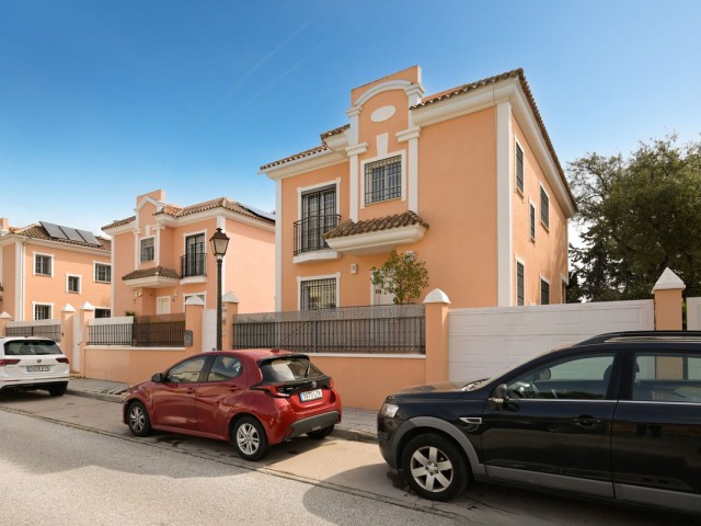 5 Bedrooms Villa in Elviria