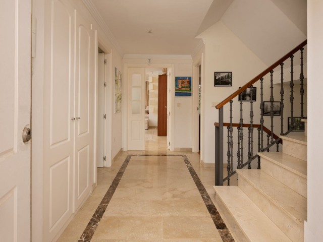 5 Bedrooms Villa in Elviria