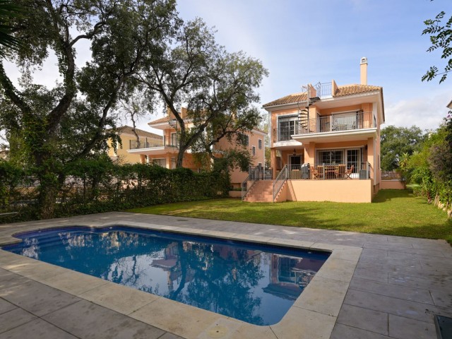 5 Bedrooms Villa in Elviria
