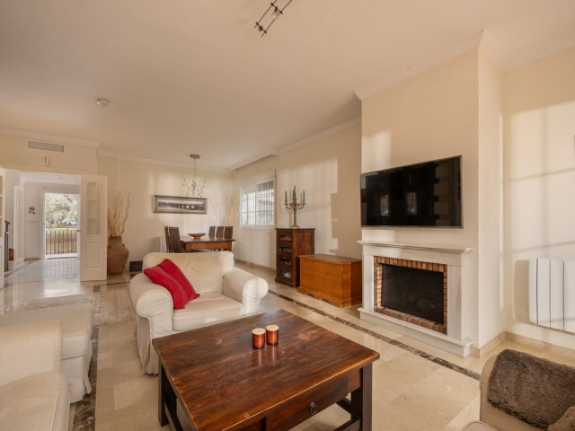 5 Bedrooms Villa in Elviria