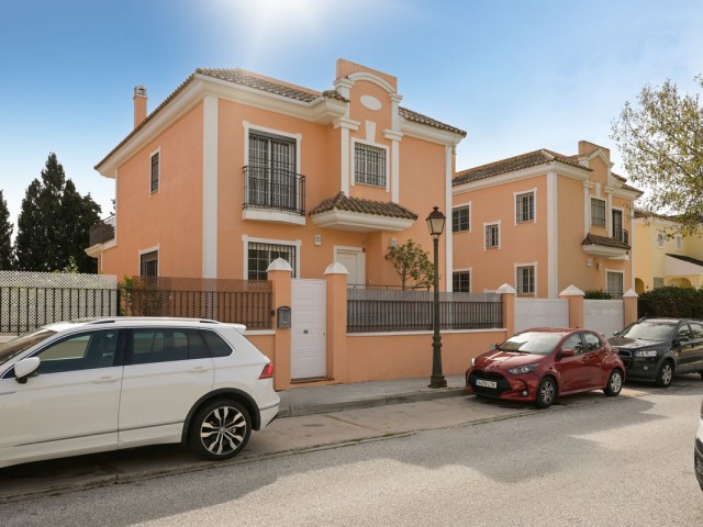5 Bedrooms Villa in Elviria
