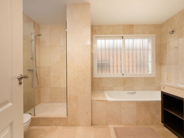 5 Bedrooms Villa in Elviria